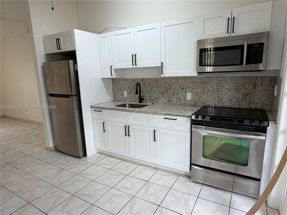 В аренду: $2,400 (2 спален, 1 ванн, 800 Квадратных фут)