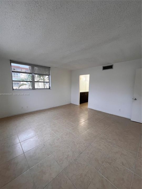 Active With Contract: $1,950 (2 beds, 2 baths, 1260 Square Feet)