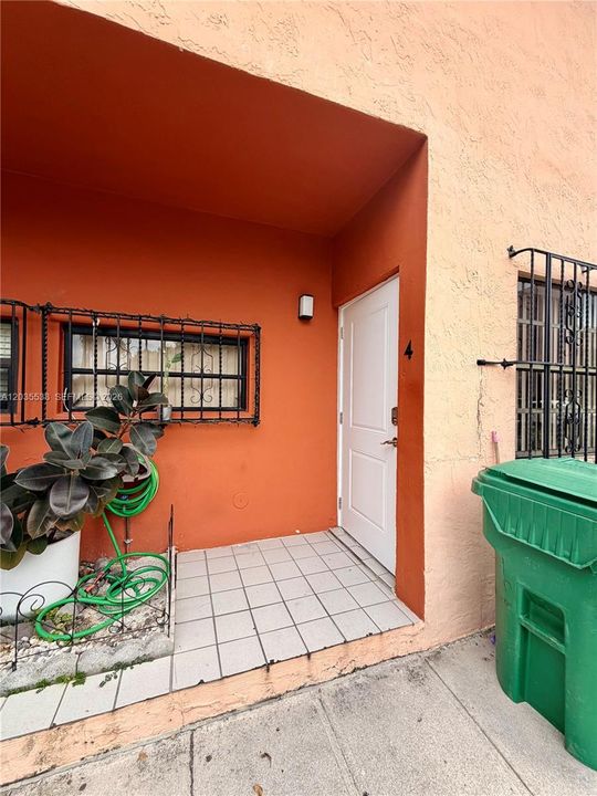 For Sale: $335,000 (2 beds, 1 baths, 979 Square Feet)