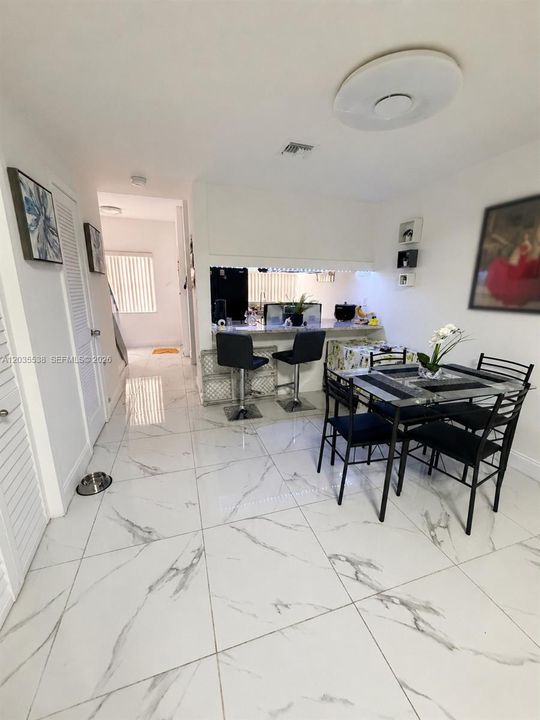 For Sale: $335,000 (2 beds, 1 baths, 979 Square Feet)