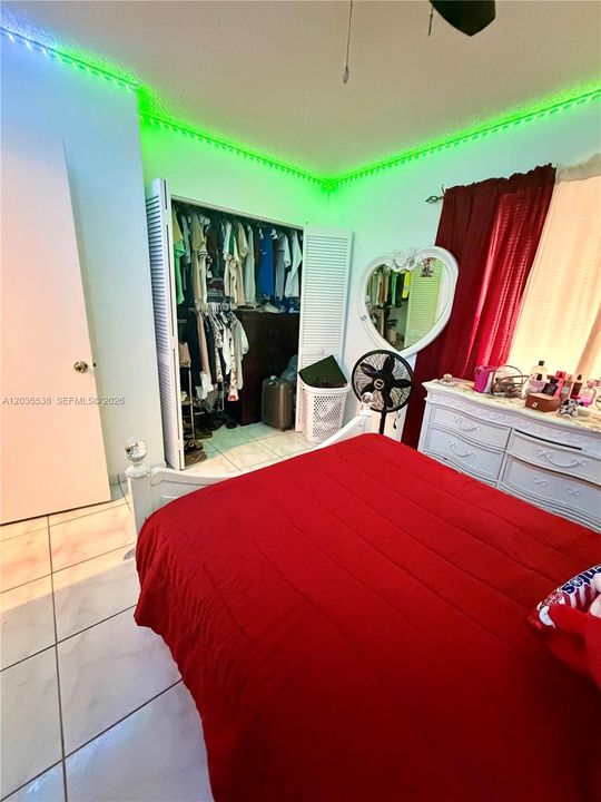 For Sale: $335,000 (2 beds, 1 baths, 979 Square Feet)