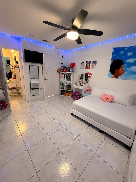 For Sale: $335,000 (2 beds, 1 baths, 979 Square Feet)