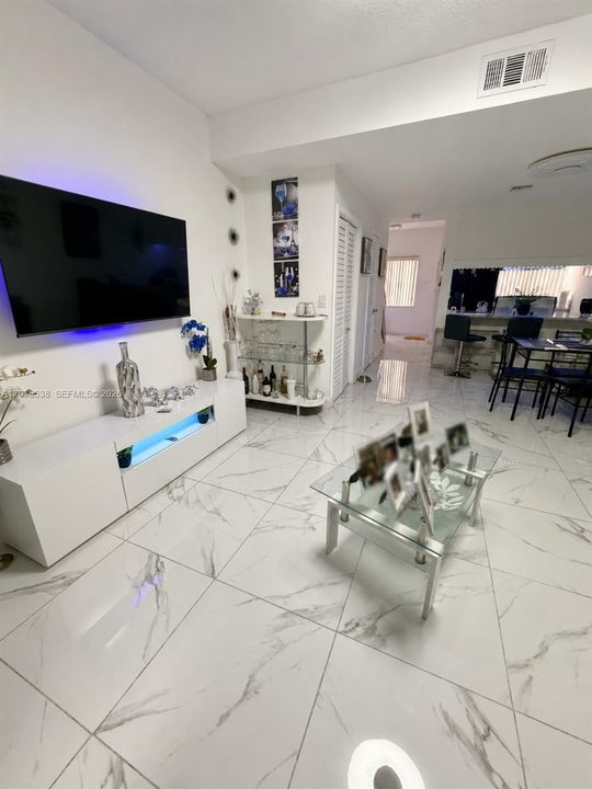 For Sale: $335,000 (2 beds, 1 baths, 979 Square Feet)