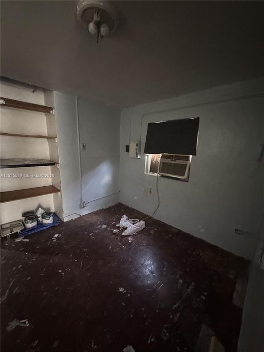 For Sale: $249,999 (2 beds, 1 baths, 720 Square Feet)