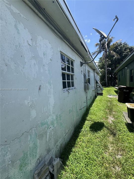 For Sale: $249,999 (2 beds, 1 baths, 720 Square Feet)