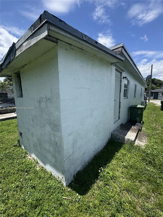 For Sale: $249,999 (2 beds, 1 baths, 720 Square Feet)