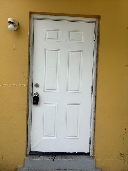 For Rent: $1,400 (1 beds, 1 baths, 895 Square Feet)