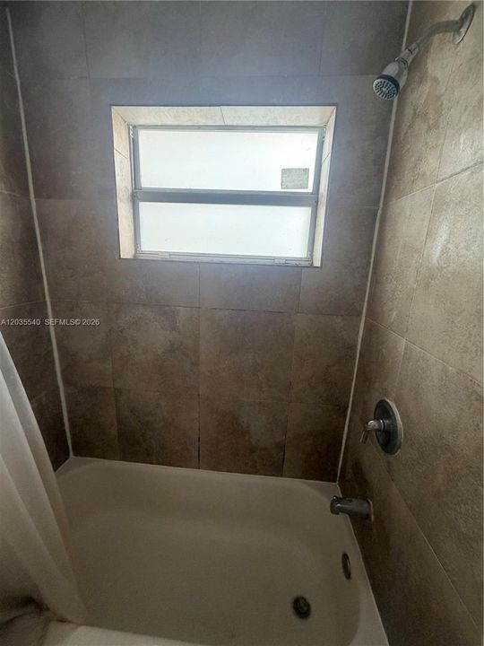 For Rent: $1,400 (1 beds, 1 baths, 895 Square Feet)