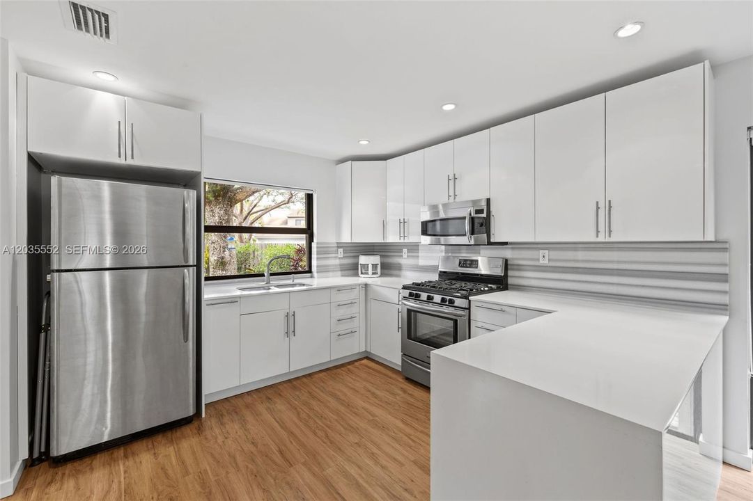 For Sale: $500,000 (2 beds, 1 baths, 1080 Square Feet)