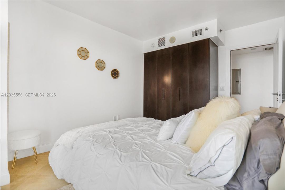 For Sale: $1,290,000 (3 beds, 2 baths, 1554 Square Feet)