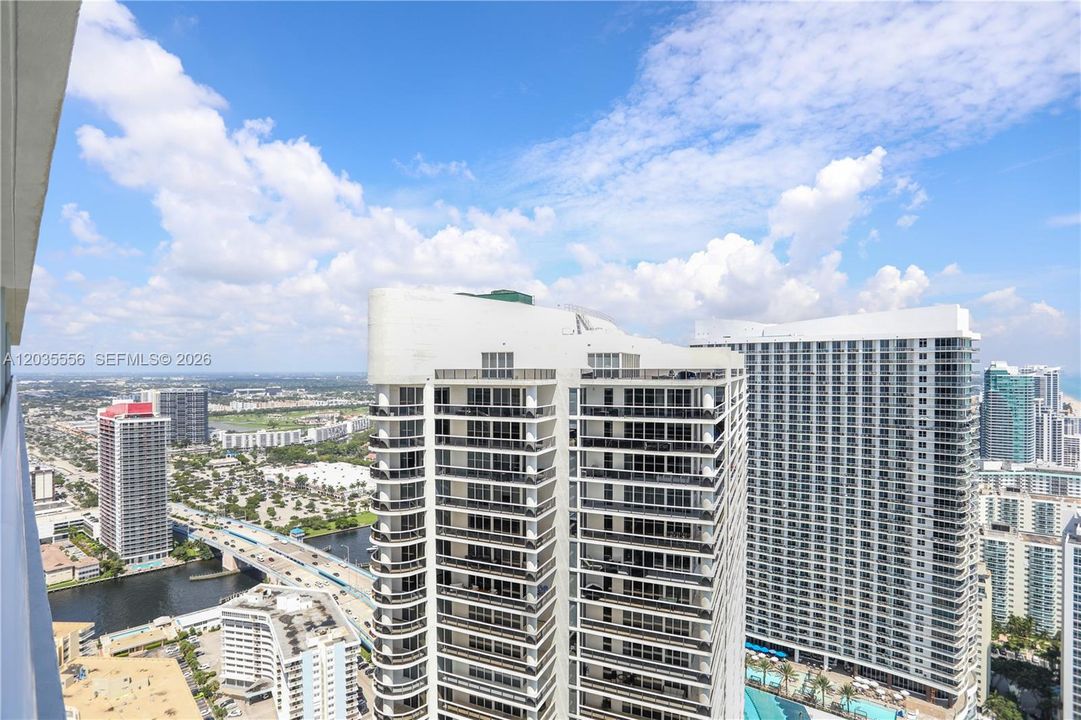 For Sale: $1,290,000 (3 beds, 2 baths, 1554 Square Feet)
