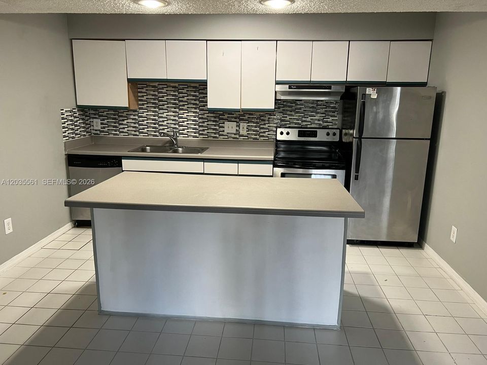 For Rent: $1,600 (1 beds, 1 baths, 633 Square Feet)