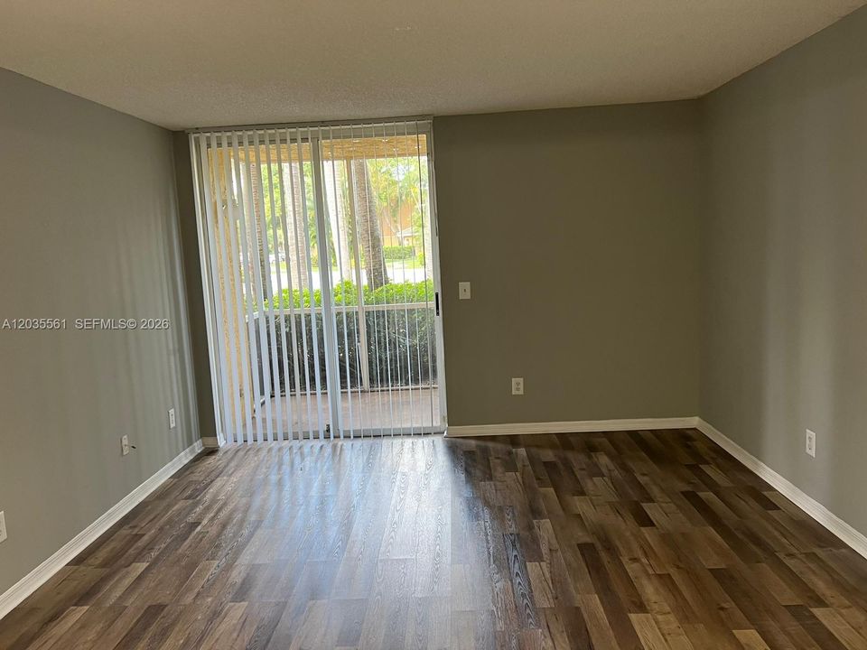 For Rent: $1,600 (1 beds, 1 baths, 633 Square Feet)