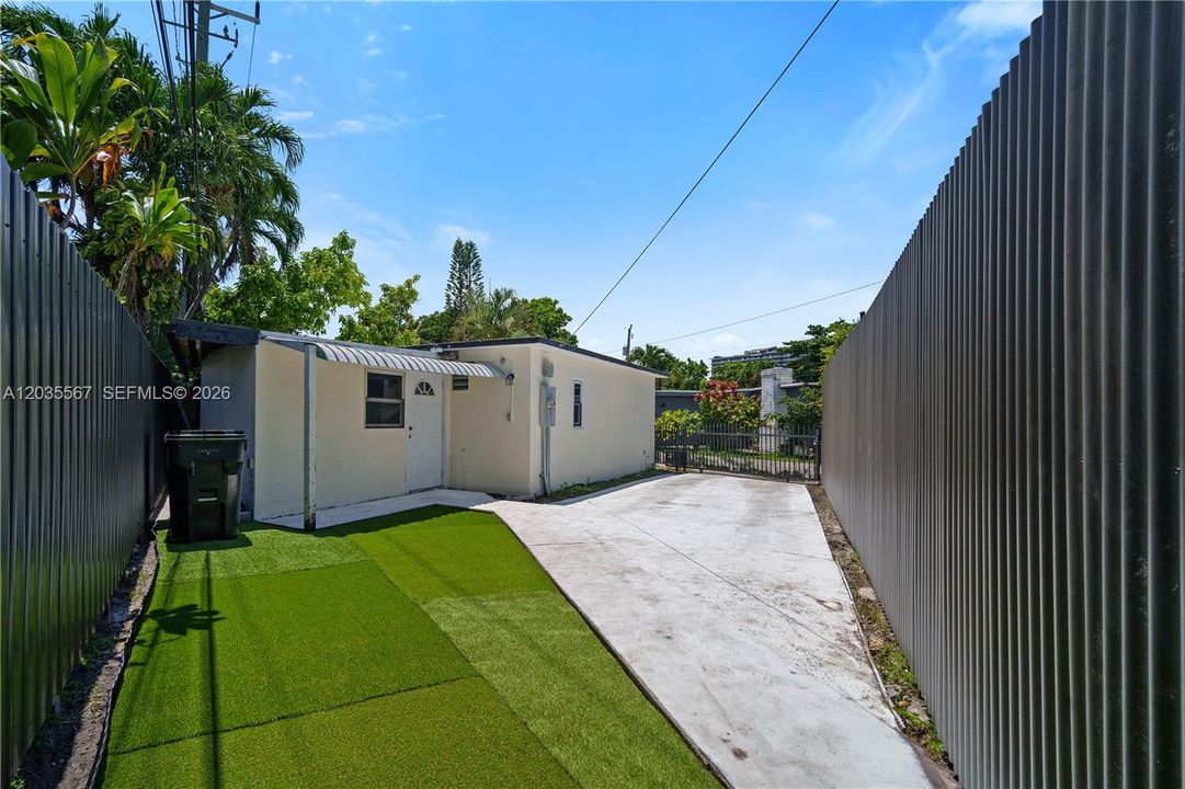 For Rent: $1,999 (2 beds, 1 baths, 636 Square Feet)