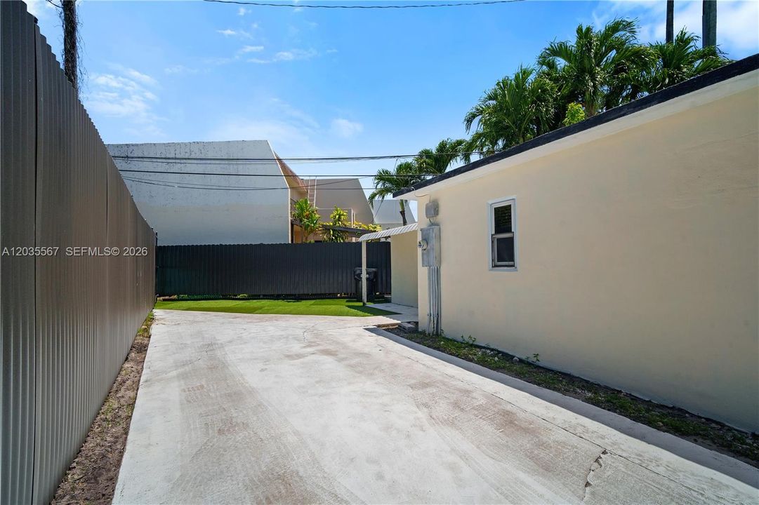 For Rent: $1,999 (2 beds, 1 baths, 636 Square Feet)