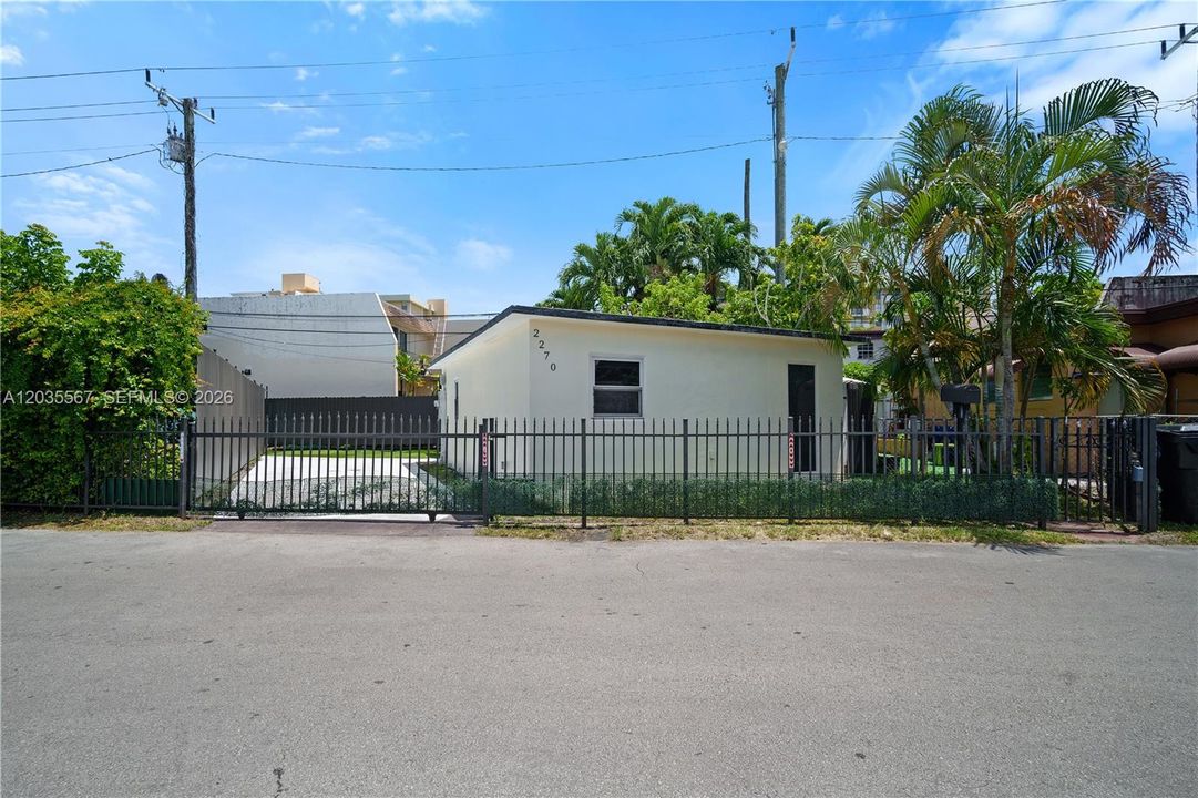 For Rent: $1,999 (2 beds, 1 baths, 636 Square Feet)
