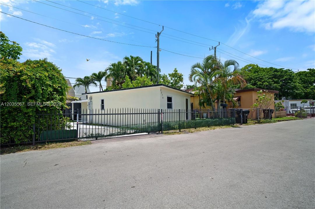 For Rent: $1,999 (2 beds, 1 baths, 636 Square Feet)