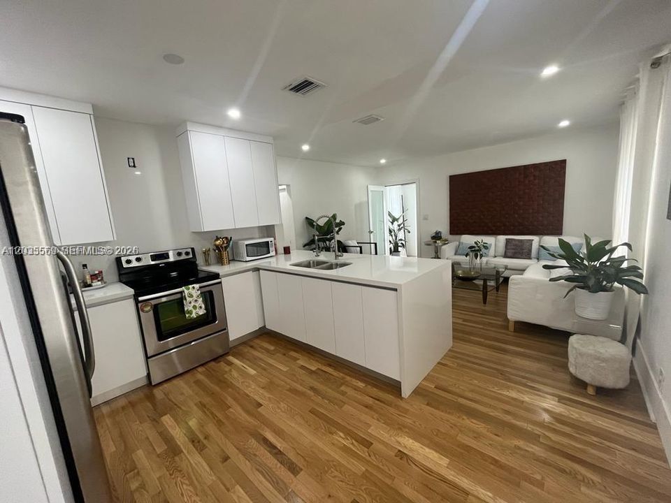 For Rent: $1,350 (1 beds, 1 baths, 2072 Square Feet)