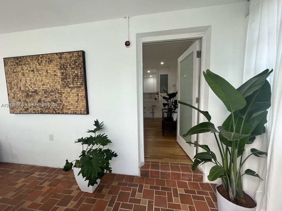 For Rent: $1,350 (1 beds, 1 baths, 2072 Square Feet)