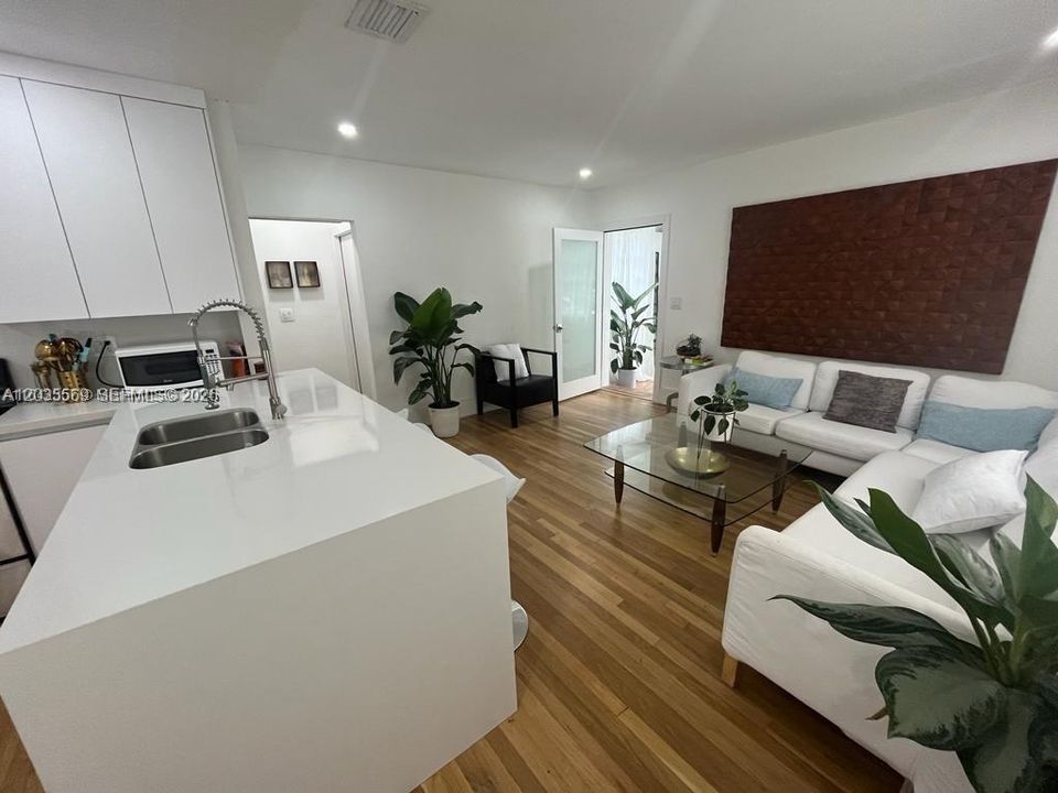 For Rent: $1,350 (1 beds, 1 baths, 2072 Square Feet)
