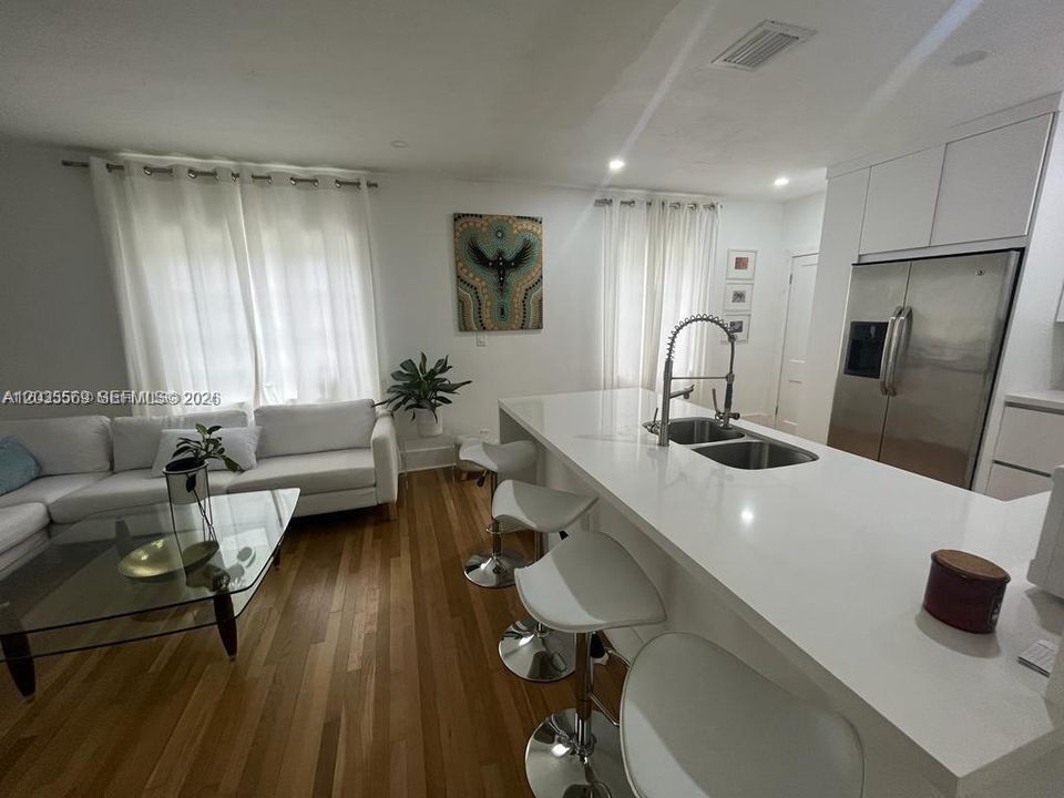 For Rent: $1,350 (1 beds, 1 baths, 2072 Square Feet)