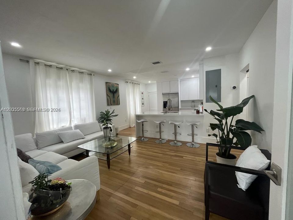 For Rent: $1,350 (1 beds, 1 baths, 2072 Square Feet)