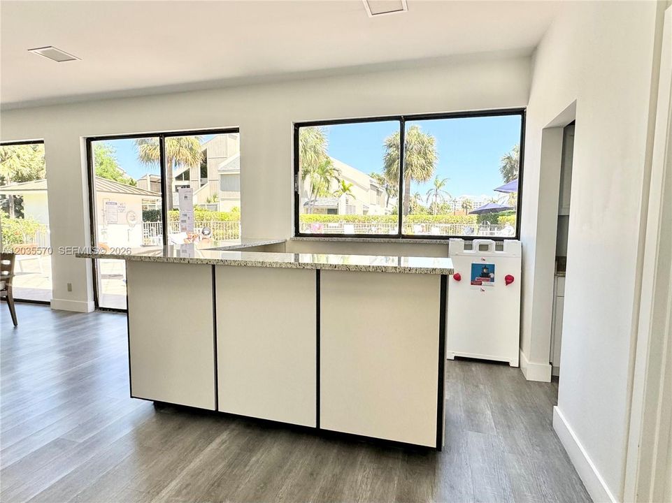 For Sale: $290,000 (1 beds, 1 baths, 704 Square Feet)