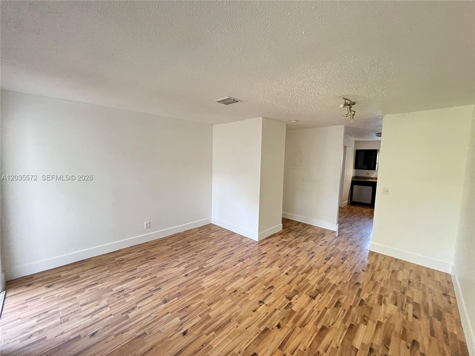 En Renta: $2,595 (3 camas, 2 baños, 2080 Pies cuadrados)