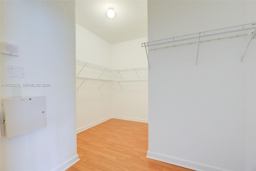 Под контрактом: $2,950 (3 спален, 2 ванн, 1670 Квадратных фут)