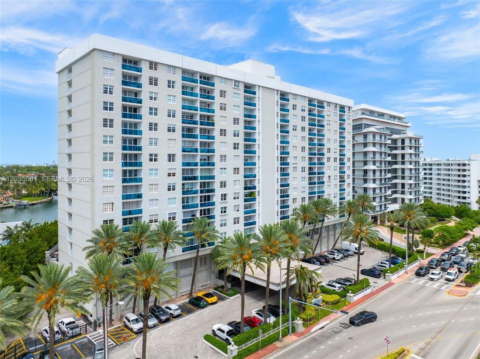 For Rent: $3,100 (1 beds, 1 baths, 910 Square Feet)