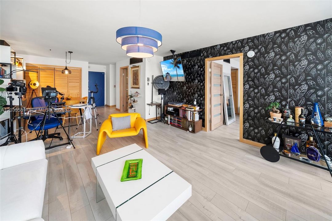 For Rent: $3,100 (1 beds, 1 baths, 910 Square Feet)