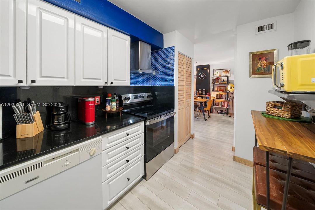 For Rent: $3,100 (1 beds, 1 baths, 910 Square Feet)
