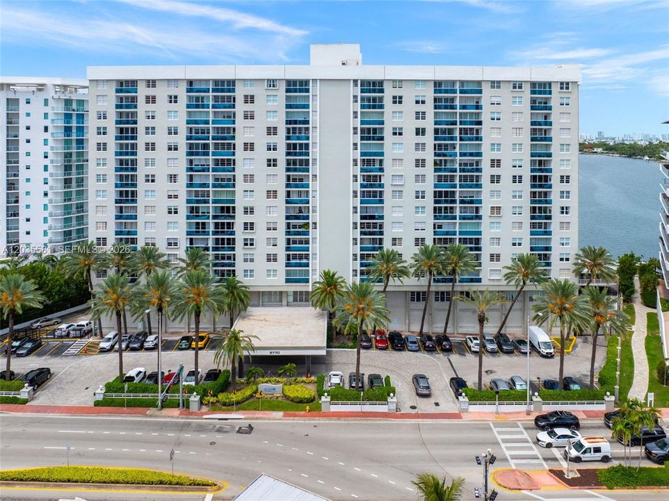 For Rent: $3,100 (1 beds, 1 baths, 910 Square Feet)