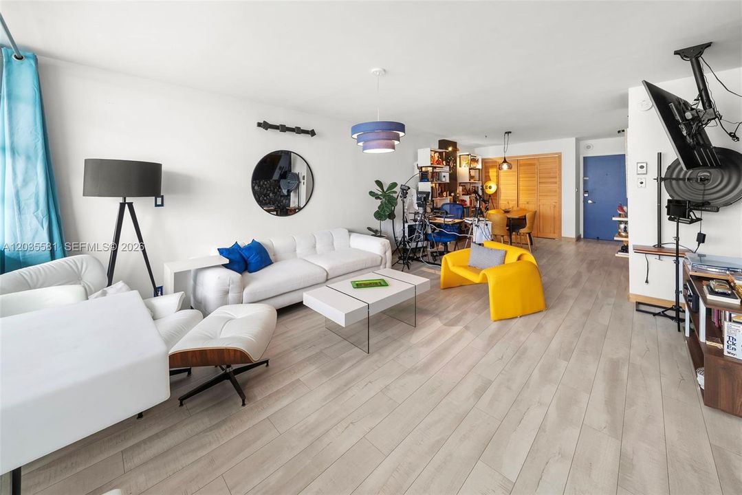 For Rent: $3,100 (1 beds, 1 baths, 910 Square Feet)