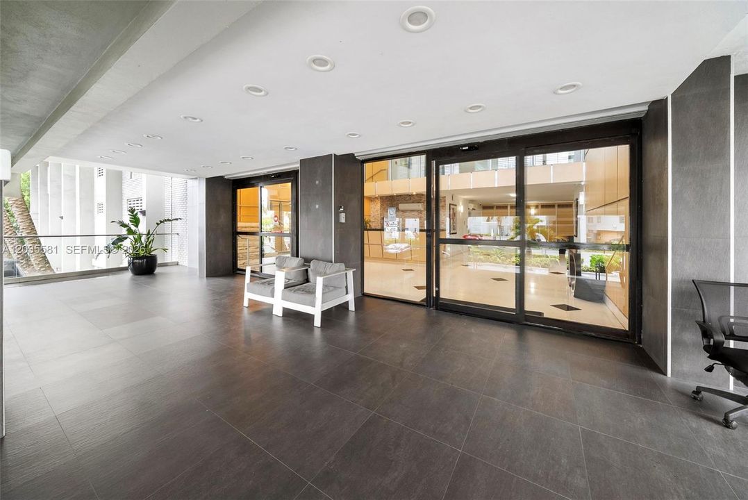 For Rent: $3,100 (1 beds, 1 baths, 910 Square Feet)