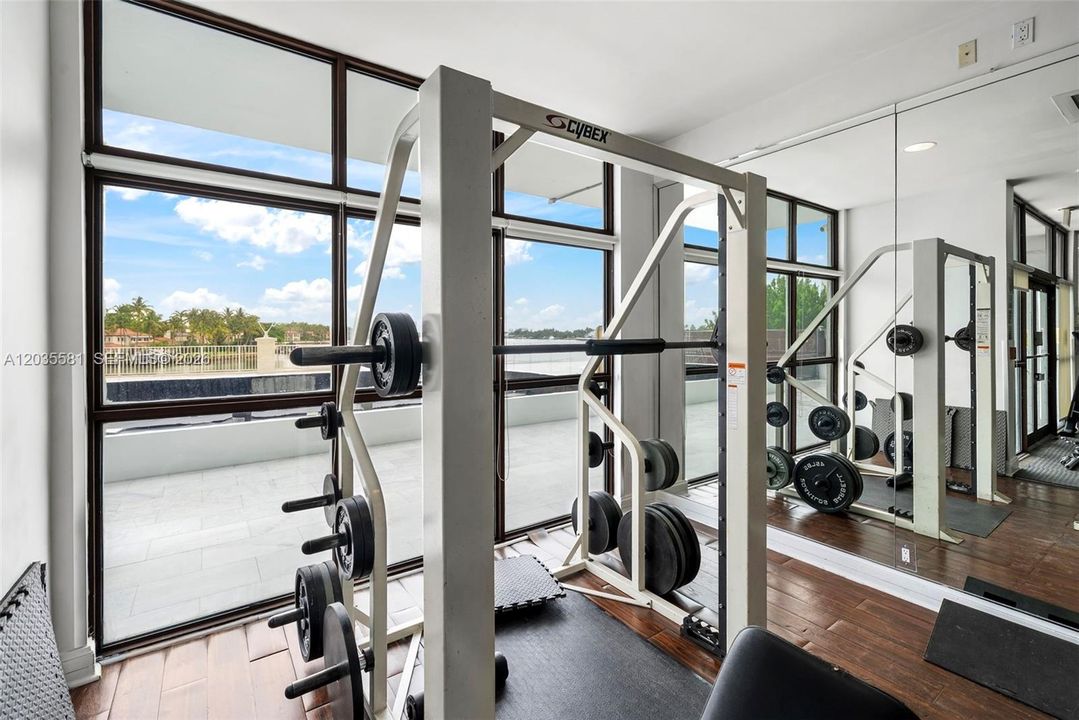 For Rent: $3,100 (1 beds, 1 baths, 910 Square Feet)