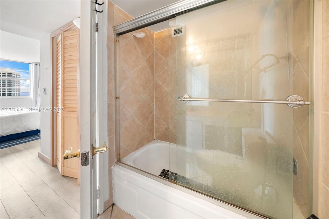 For Rent: $3,100 (1 beds, 1 baths, 910 Square Feet)