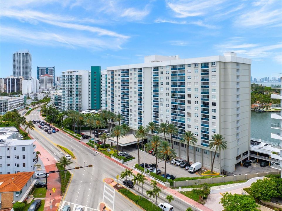 For Rent: $3,100 (1 beds, 1 baths, 910 Square Feet)