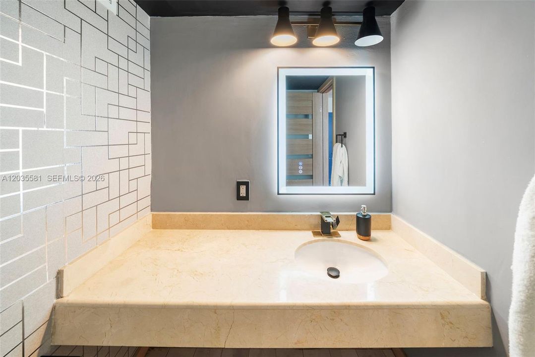 For Rent: $3,100 (1 beds, 1 baths, 910 Square Feet)