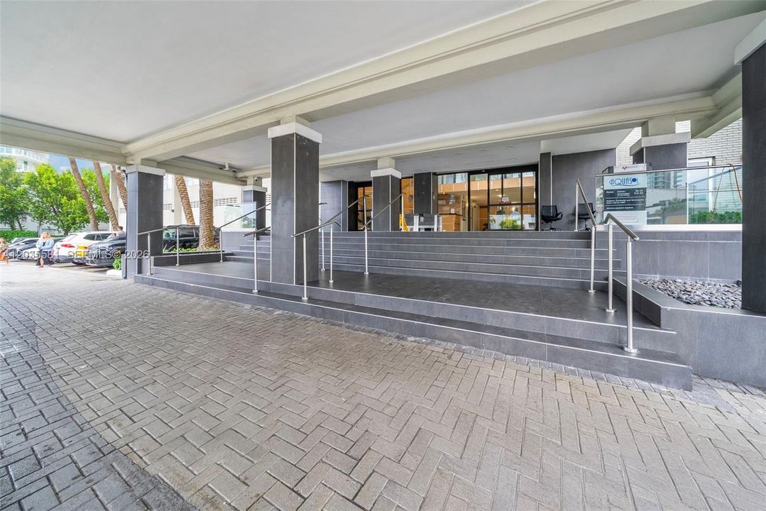 For Rent: $3,100 (1 beds, 1 baths, 910 Square Feet)