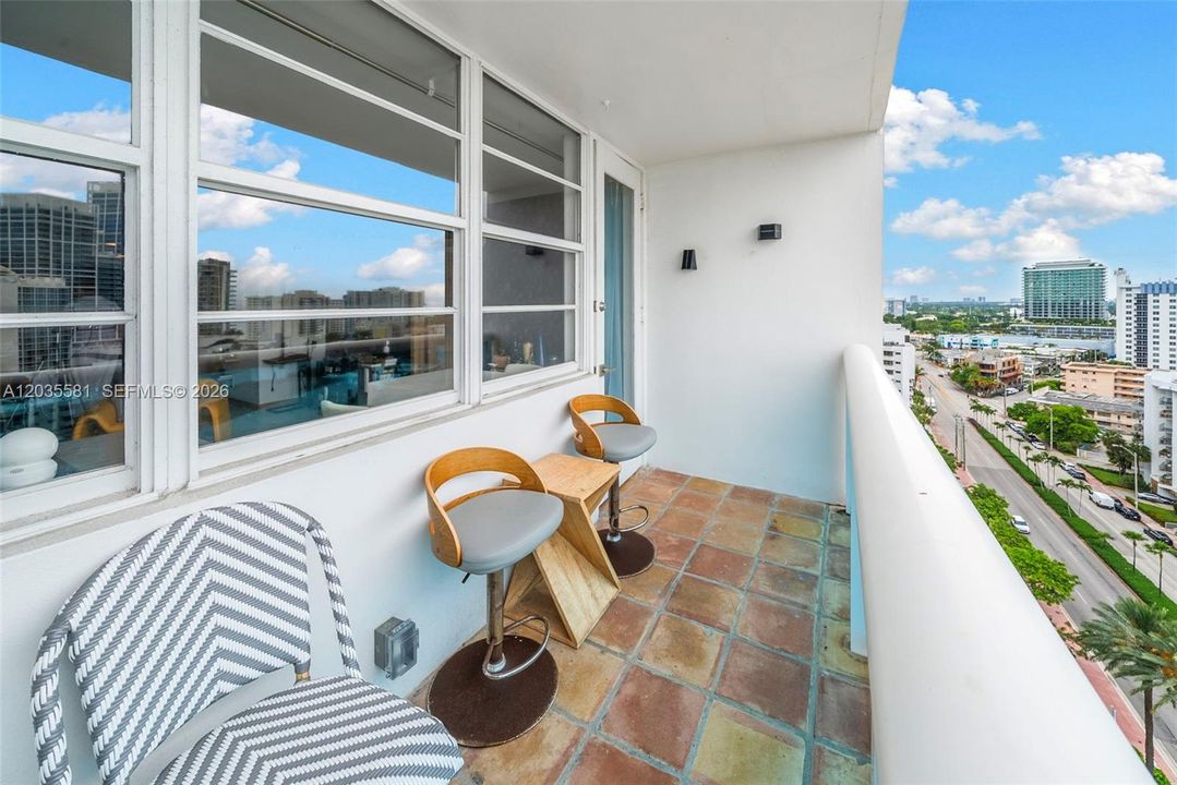 For Rent: $3,100 (1 beds, 1 baths, 910 Square Feet)