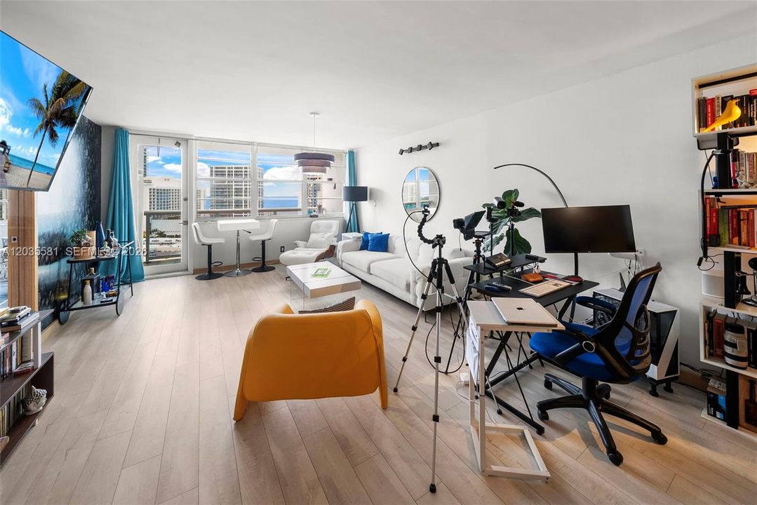 For Rent: $3,100 (1 beds, 1 baths, 910 Square Feet)