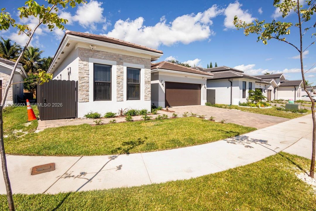 For Rent: $4,700 (4 beds, 3 baths, 1997 Square Feet)