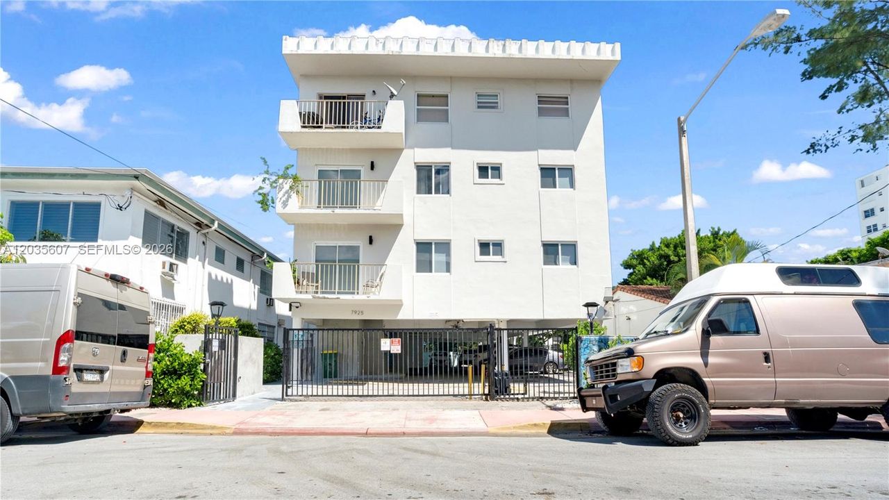 В аренду: $2,300 (1 спален, 2 ванн, 592 Квадратных фут)