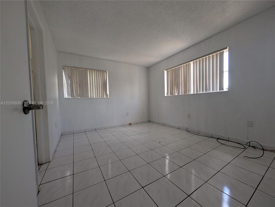 For Sale: $107,800 (1 beds, 1 baths, 708 Square Feet)
