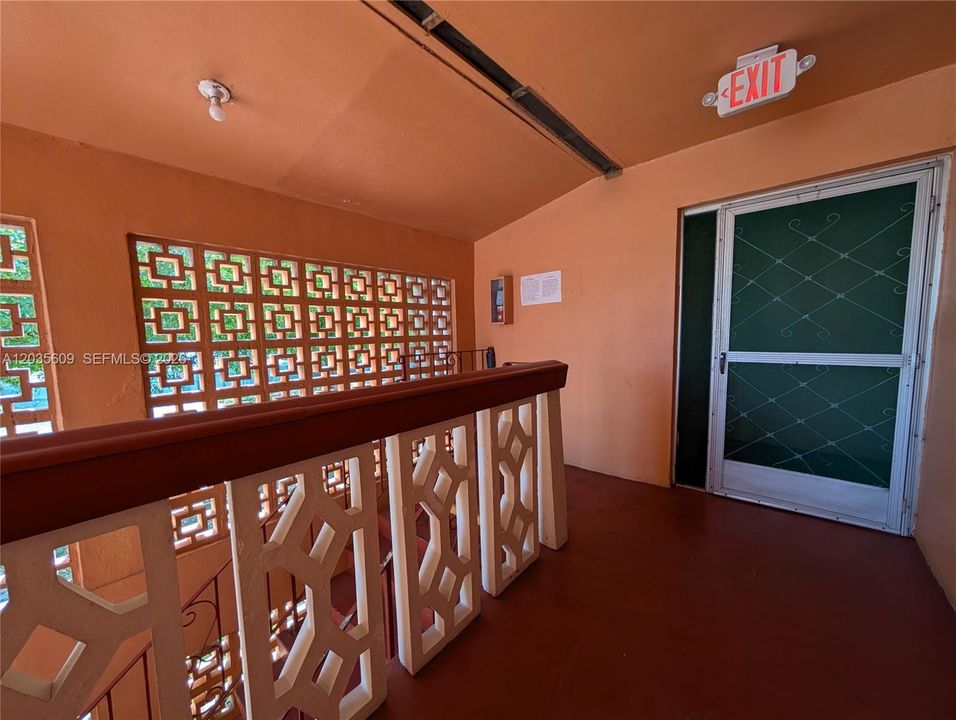 For Sale: $107,800 (1 beds, 1 baths, 708 Square Feet)