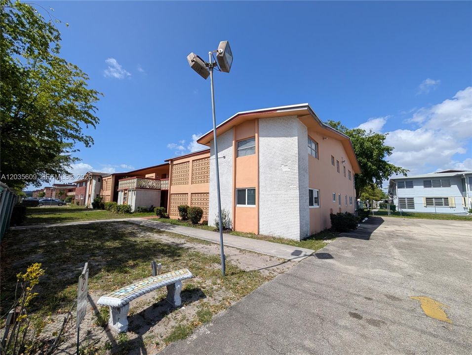 For Sale: $107,800 (1 beds, 1 baths, 708 Square Feet)