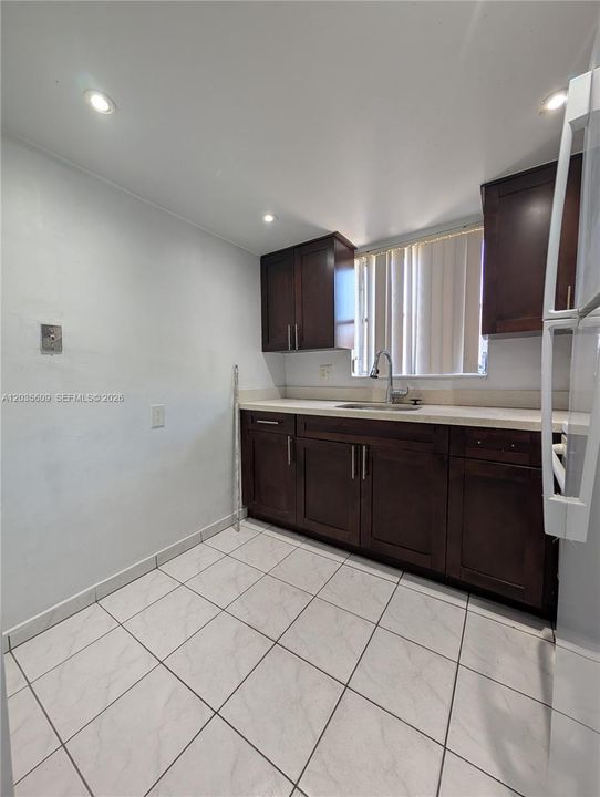 For Sale: $107,800 (1 beds, 1 baths, 708 Square Feet)