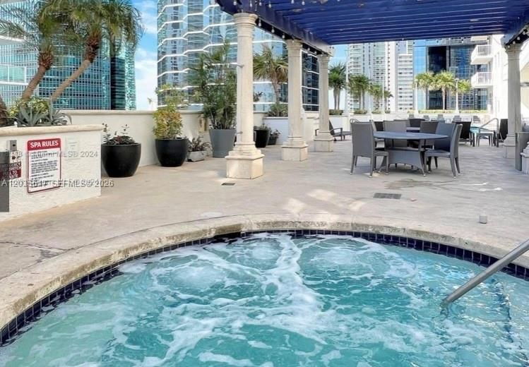 For Sale: $450,000 (1 beds, 1 baths, 825 Square Feet)