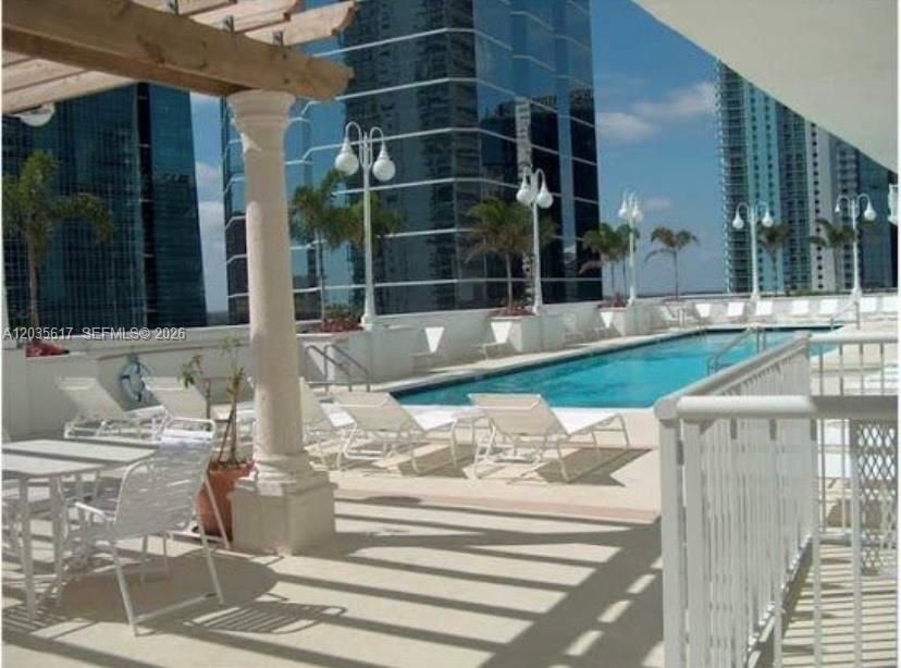 For Sale: $450,000 (1 beds, 1 baths, 825 Square Feet)